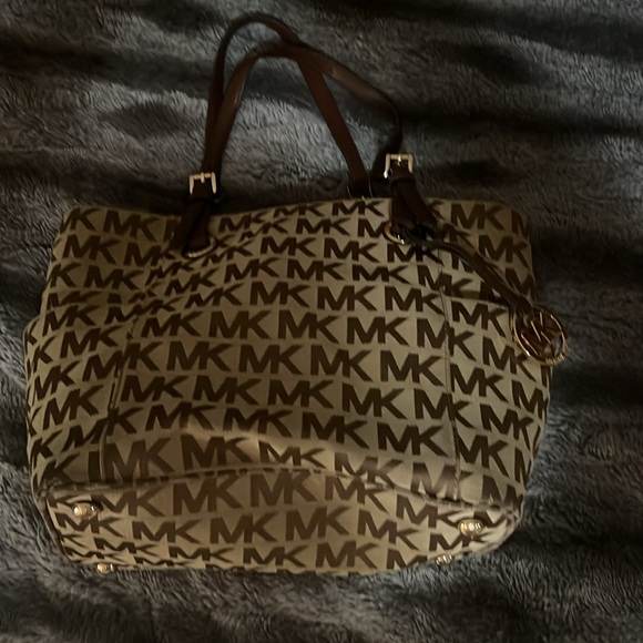 Michael Kors Signature Tote Good used condition - Picture 2 of 8